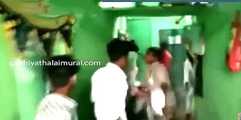 மத்திய பிரதேசம்: ஊரடங்கை மீறிய கடைக்காரரை தாக்கிய போலீசுக்கு தர்ம அடி