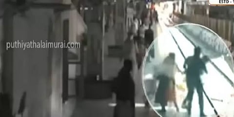 மும்பையில் ரயில் முன்பாய்ந்து தற்கொலைக்கு முயன்ற பெண் - துணிச்சலாக காப்பாற்றிய காவலர்