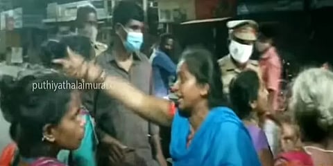 சென்னை: மது விற்றவர்களை பிடிக்கச் சென்றபோது காவல்துறையினர் மீது தாக்குதல்