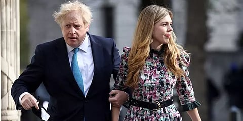 இங்கிலாந்து பிரதமர் ரகசிய திருமணம்; காதலியை மணந்தார்