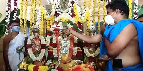 கல்யாண உற்சவ திருவிழா: சாமிக்கும் சிறுமிக்கும் நடந்த வினோத திருமணம்