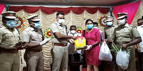 கோவில்பட்டி: வாழ்வாதாரம் இழந்தவர்களுக்கு உணவுப் பொருள்களை வழங்கிய காவல்துறை