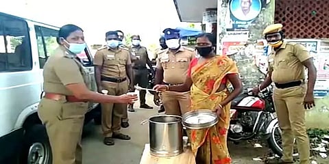 நோய் எதிர்ப்பு சக்தியை அதிகரிக்கும் விதமாக மூலிகை கஞ்சி வழங்கும் பெண் இயற்கை ஆர்வலர்