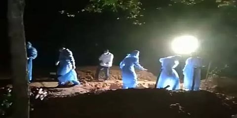 இறந்தவரின் உடலை அடக்கம் செய்ய முன்வராத உறவினர்கள்: நல்லடக்கம் செய்த தமுமுக-வினர்