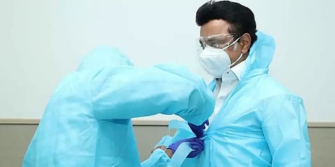 பிபிஇ கிட் அணிந்து கொரோனா நோயாளிகளிடம் நேரில் நலம் விசாரித்த முதல்வர் மு.க.ஸ்டாலின்