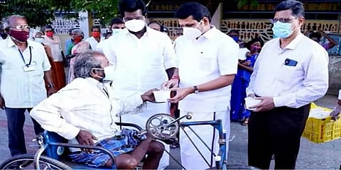 கரூர்: 3 வேளையும் வீடு தேடிவரும் உணவுத் திட்டத்தை துவக்கி வைத்த அமைச்சர் செந்தில்பாலாஜி