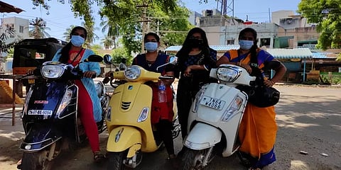முதல்வர் சொன்ன அந்த வார்த்தை. - ஆதரவற்றோருக்கு இருசக்கர வாகனம் மூலம் உணவு வழங்கும் தோழிகள்