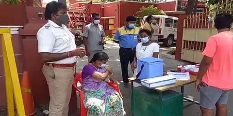 விழுப்புரம்: ஊரடங்கு விதி மீறல் ; போலீசார் சார்பில் கொரோனா தடுப்பூசி செலுத்த ஏற்பாடு