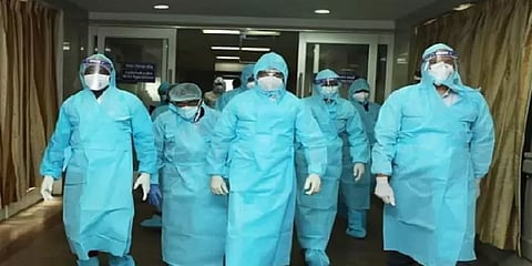 பிபிஇ உடையணிந்து கொரோனா நோயாளிகளிடம் முதல்வர் ஸ்டாலின் நலம் விசாரிப்பு - வீடியோ