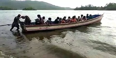 மலையோர கிராமத்தில் 47 பேருக்கு கொரோனா: சாலை வசதி இல்லாததால் படகில் அழைத்துச் சென்ற அவலம்