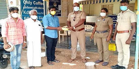 கொரோனா கால மகத்துவர்: முன்கள பணியாளர்களுக்கு முட்டை, குடிநீர் பாட்டில் வழங்கும் இளைஞர்