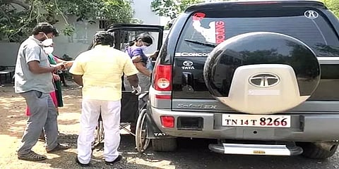 கொரோனா தொற்றுள்ளவர்களை சொந்த வாகனத்தில் மருத்துவமனைக்கு அழைத்துச் செல்லும் திமுக பிரமுகர்