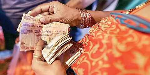 திருவையாறு: பணத்தை திரும்ப கட்ட நிதி நிறுவனம் நெருக்கடி தருவதாக கிராம மக்கள் புகார்