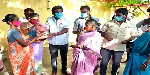 கொரோனா கால மகத்துவர்: நாட்டுப்புற கலைஞர்களுக்கு நிவாரணம் வழங்கிய நத்தம் அறக்கட்டளை