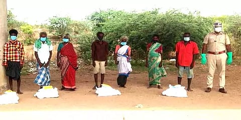 கொரோனா கால மகத்துவர்: ஏழை எளிய மக்களுக்கு உணவுப் பொருட்கள் வழங்கிய காஞ்சிபுரம் சரக டிஐஜி