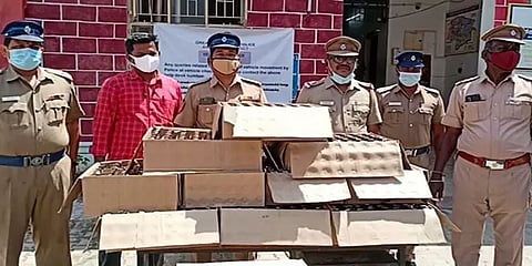 திருவேற்காடு: முட்புதரில் மறைத்துவைத்து மதுபானம் விற்பனை செய்த இருவர் கைது