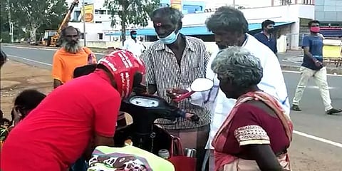 கொரோனா கால மகத்துவர்: சாலையோரம் வசிப்பவர்களுக்கு தேநீர் வழங்கும் சாமானியர்