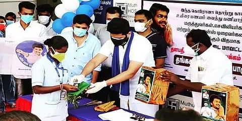 மருத்துவர்களுக்கு 1 கிராம் தங்க நாணயம் அளித்து ஊக்கப்படுத்திய விஜய் மக்கள் இயக்கத்தினர்