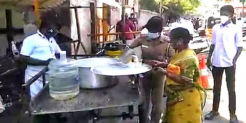 கொரோனா கால மகத்துவர்: தினமும் 500 நபர்களுக்கு அரிசி கஞ்சி வழங்கும் பெண் காவல் ஆய்வாளர்