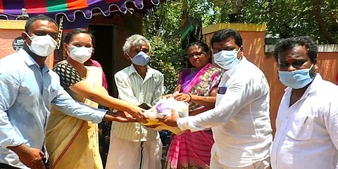 கொரோனா கால மகத்துவர்: மளிகை பொருட்களை நிவாரணமாக வழங்கிய ஊராட்சி மன்றத் தலைவர்