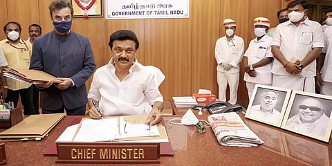 மதுரை: கொரோனா நிவாரணத்துக்கு நிதி வழங்கிய மயான ஊழியர்கள்