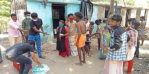 கொரோனா கால மகத்துவர்: 3 வேளையும் சுடச்சுட உணவு வழங்கும் பாதரக்குடி இளைஞர் குழுவினர்