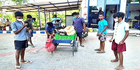 தஞ்சாவூர்: காய்கறிகள் விற்று படிப்புக்கு பணம் சேர்க்கும் பள்ளி மாணவர்கள்