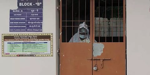 கொரோனா மருத்துவமனையில் நிர்வாணமாக கிடக்கும் நோயாளிகள்: ஒடிசாவில் அதிர்ச்சி!