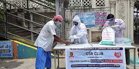 கொரோனா கால மகத்துவர்: ஆதரவற்றோருக்கு உணவளிக்கும் சென்னை பேராசிரியர்கள், மாணவர்கள் குழு