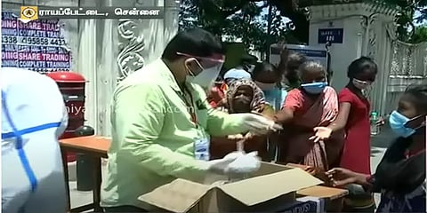 சென்னை: ஏழைகளுக்கு பிரியாணி வழங்கும் பேராசிரியர்கள், மாணவர்கள்