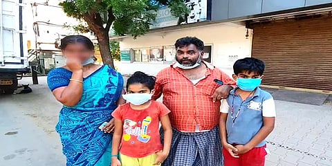 கந்துவட்டி கொடுமையால் வீடுஅபகரிப்பு?- குடும்பத்துடன் சாலையில் வசிக்கும் மிக்சர் கடைக்காரர்