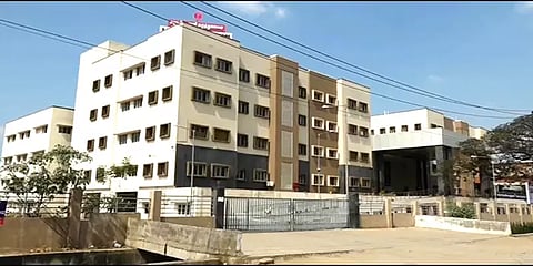 மதுரை: சிகிச்சையில் இருந்த கொரோனா நோயாளியின் தலையில் மின்விசிறி விழுந்து காயம்