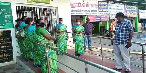 திண்டுக்கல்: திடீர் பணி நீக்கம் செய்ததாக அம்மா உணவகத்தில் பணியாற்றி வந்த பெண்கள் போராட்டம்