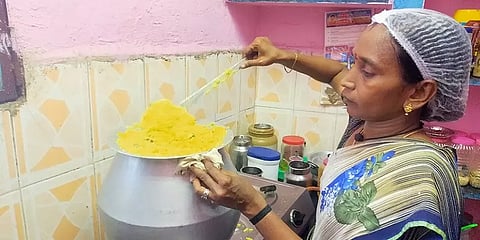 கொரோனா கால மகத்துவர்: மகளின் திருமண சேமிப்பை கொண்டு சாலையோர மக்களின் பசியாற்றும் பெண்