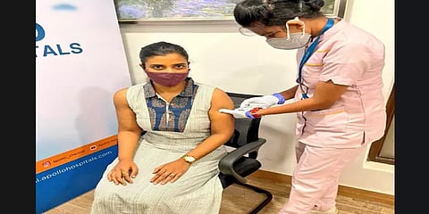 தடுப்பூசி செலுத்திக்கொண்ட நடிகைகள் மாளவிகா மோகனன், ஐஸ்வர்யா ராஜேஷ்