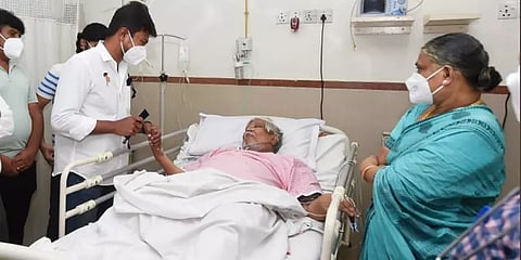 கருணாநிதியின் உதவியாளர் சண்முகநாதனை மருத்துவமனையில் நேரில் நலம் விசாரித்த உதயநிதி