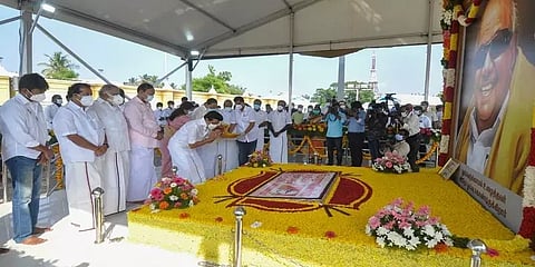 கருணாநிதி பிறந்தநாள்: நினைவிடத்தில் மரியாதை செய்த ஸ்டாலின்