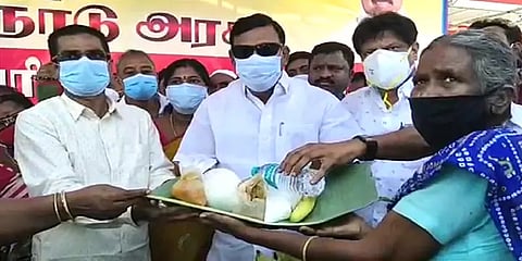 கொரோனா கால மகத்துவர்: பசித்தவருக்கு முட்டையுடன் சத்தான உணவு வழங்கும் வட்டாட்சியர் குமார்