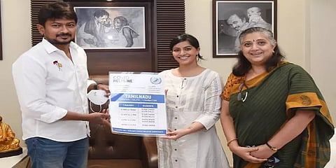 கொரோனா நோயாளிகளுக்கு உதவ ஹெல்ப்லைன் ஆரம்பித்த நடிகை வரலட்சுமி சரத்குமார்!