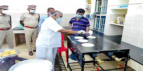 செஞ்சி: கொரோனா சிகிச்சை மையத்தில் தோசை சுட்டு உணவின் தரத்தை ஆய்வுசெய்த அமைச்சர்