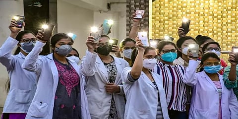 ம.பி: ஸ்டிரைக் 'சட்டவிரோதம்' என உயர்நீதிமன்றம் கூறியதால் 3000 மருத்துவர்கள் ராஜினாமா