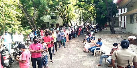 திருச்சியில் தடுப்பூசி போட ஆயிரக்கணக்கில் குவிந்த மக்கள்