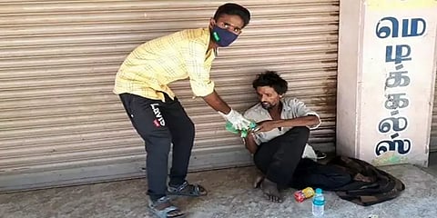 கொரோனா கால மகத்துவர்: ஏழை மக்களுக்கு உணவு வழங்கும் விவசாய கூலித் தொழிலாளி