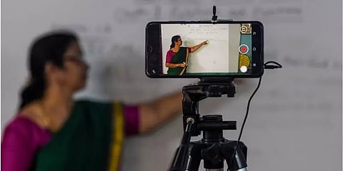 திண்டுக்கல்: பீஸ் கட்டாததால் 13 மாணவிகளை ஆன்லைன் வகுப்பிலிருந்து நீக்கிய தனியார் பள்ளி