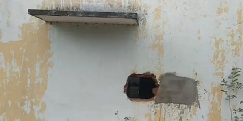 சுவரில் துளையிட்டு மதுபானங்களை கொள்ளையடித்த மர்மநபர்கள் - இறுதியில் நிகழ்ந்த பரிதாபம்