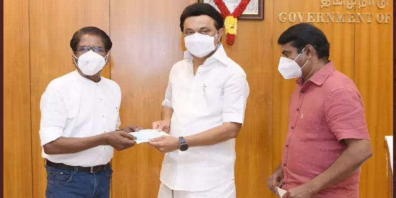 முதல்வர் நிவாரண நிதிக்கு தலா ரூ. 5 லட்சம் நிதியுதவி அளித்த சீமான், பாரதிராஜா