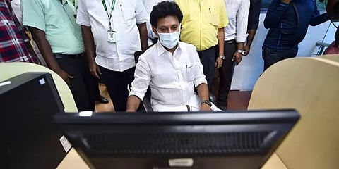 +2 பொதுத்தேர்வை நடத்துவதா ரத்து செய்வதா..? சட்டமன்ற கட்சி பிரதிநிதிகளுடன் இன்று ஆலோசனை