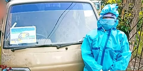 குடும்பத்திற்கு செய்த கொடுமையை மறந்து கொரோனாவால் பாதித்தவர்களுக்கு உதவும் இளம்பெண்