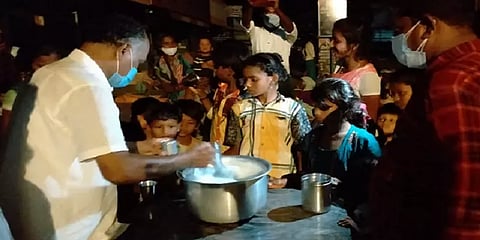 பாதி வழியில் விடப்பட்ட கர்நாடக பழங்குடியினர் - உணவு கொடுத்து பசியாற்றிய தமிழக மக்கள்