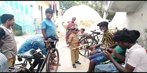 போலீஸ் உடையில் மக்களை முகக்கவசம் அணிய விழிப்புணர்வூட்டும் 5ம் வகுப்பு மாணவர்